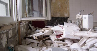Демонтаж хрущевки в Ревде - удаление старых полов и стен по выгодной цене от 1753 рублей.